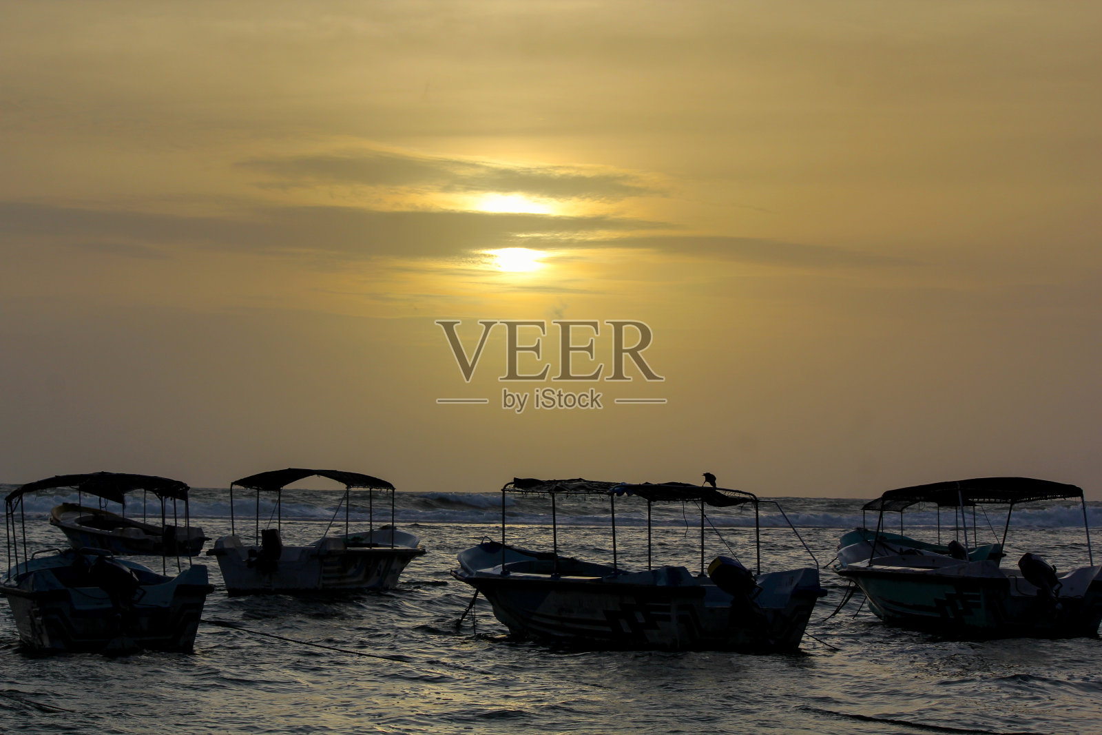 斯里兰卡海上五颜六色的渔船和拖网渔船。照片摄影图片