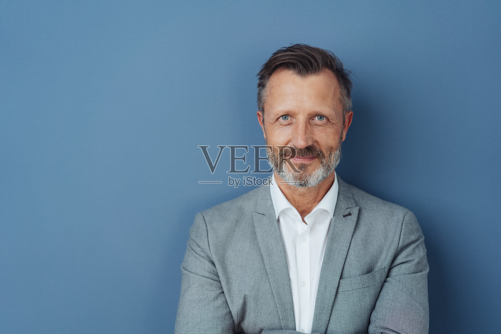 迷人的微笑胡须中年男子照片摄影图片