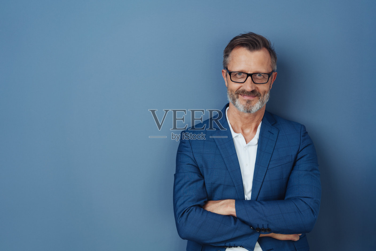 自信有魅力的中年男子照片摄影图片