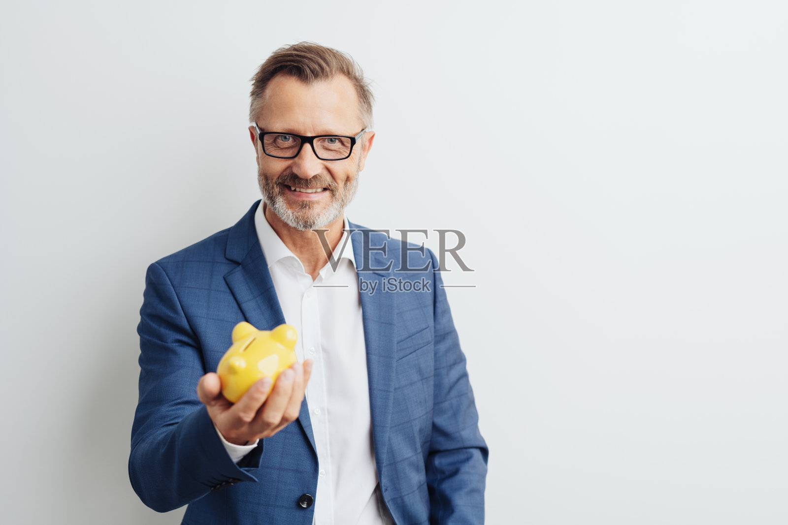 捧着存钱罐的成功商人照片摄影图片