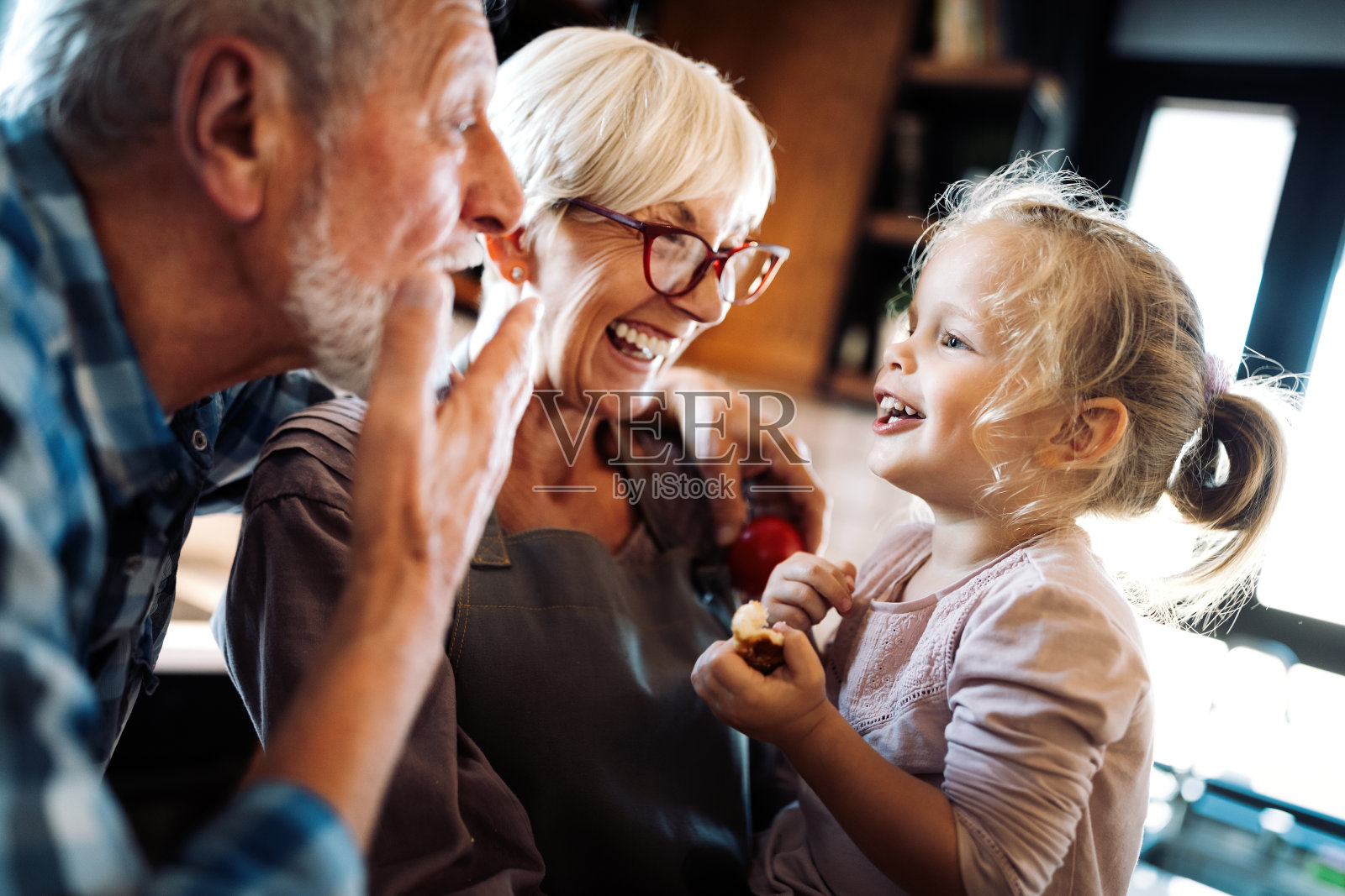 快乐的微笑长辈和他们的孙女玩照片摄影图片