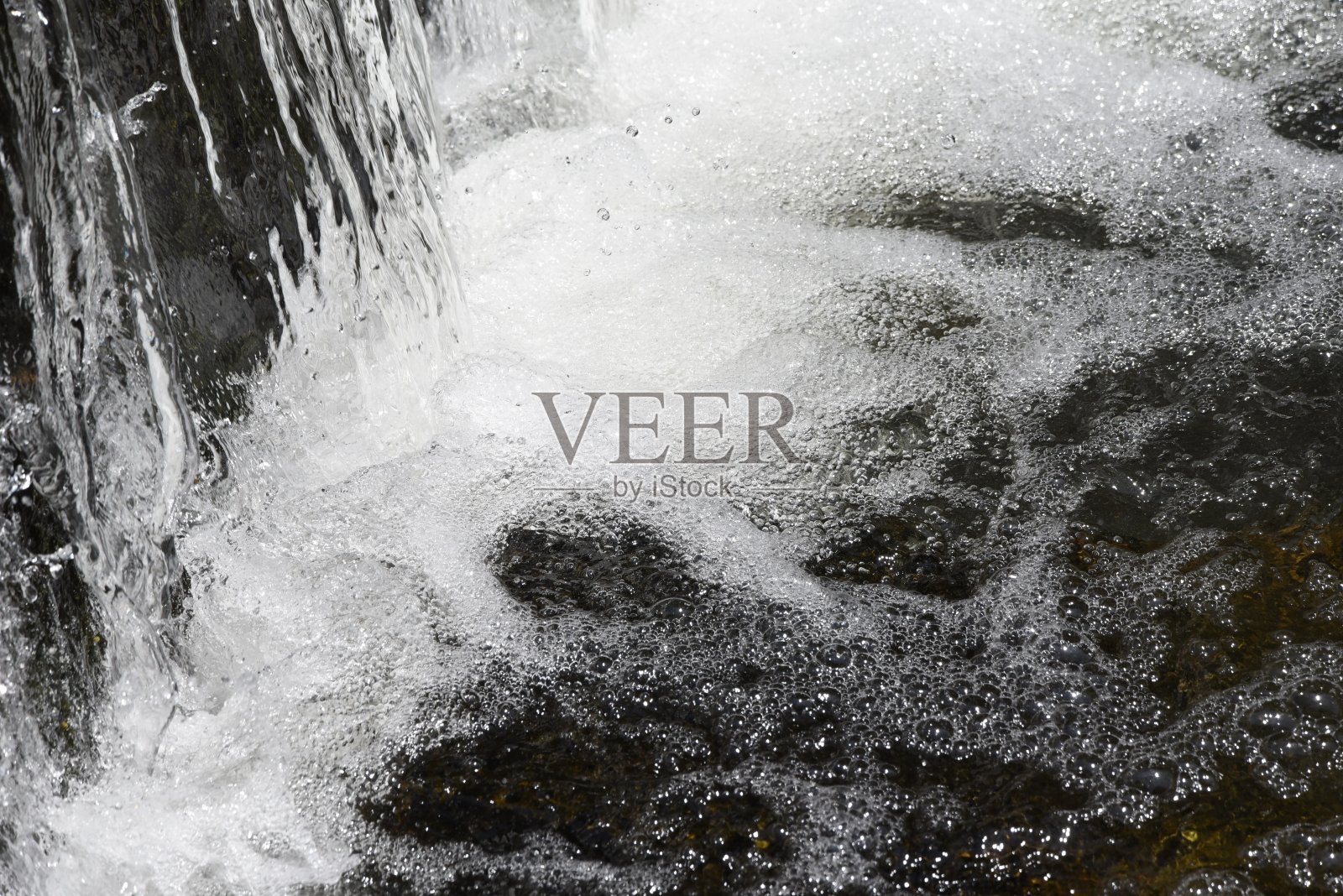 在溪堰中溅起水花。照片摄影图片