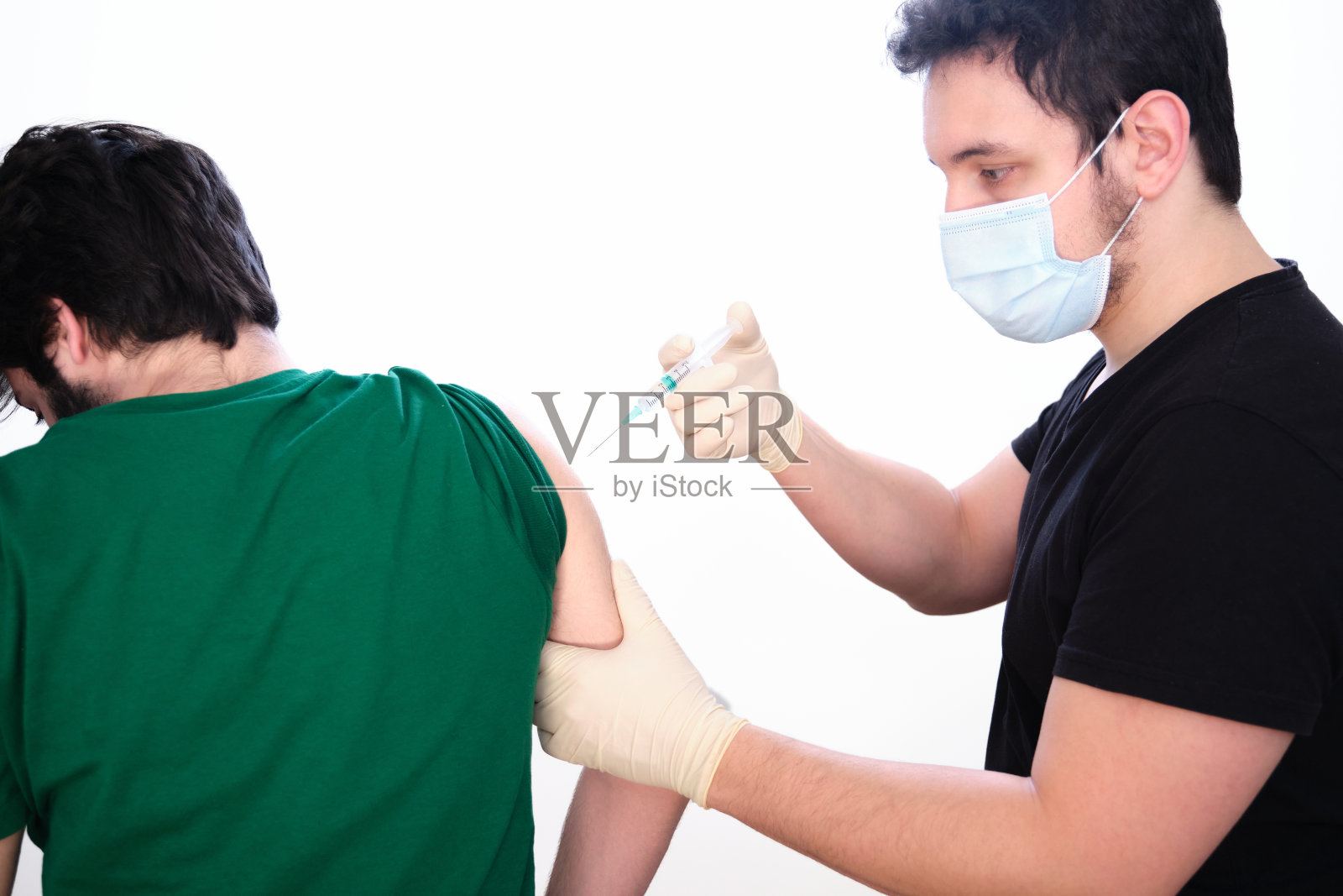 男护士给受惊的病人接种疫苗照片摄影图片