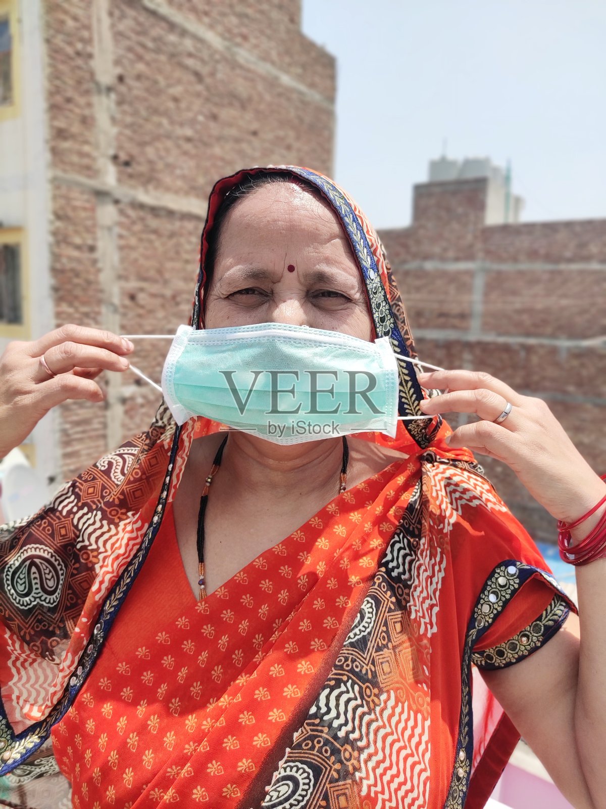 印度妇女戴着外科口罩照片摄影图片