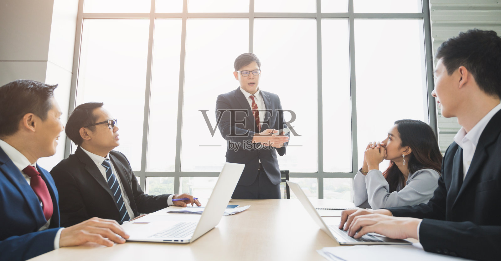 亚洲商业人士团队分析统计和财务。商务人士团队会议会议讨论公司理念在办公室。照片摄影图片