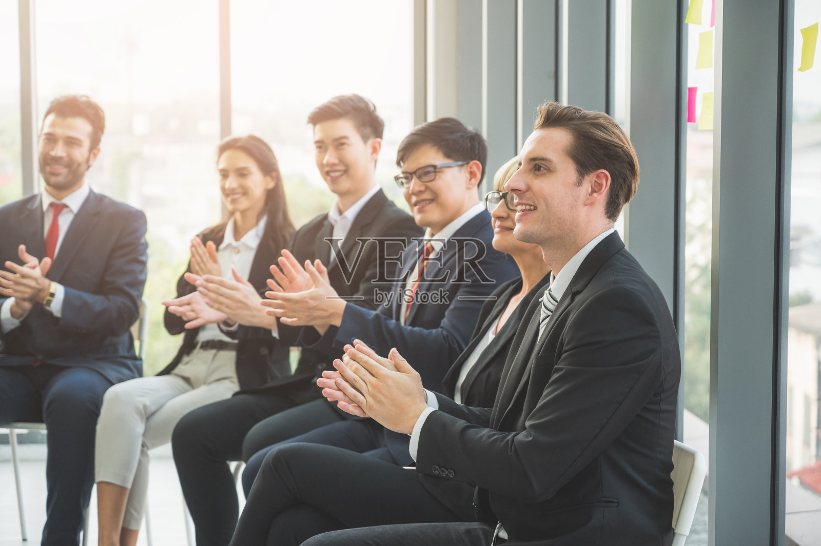 商务人士会议会议讨论公司办公理念。新时代多民族多元忙碌商务人士研讨会概念团队。照片摄影图片