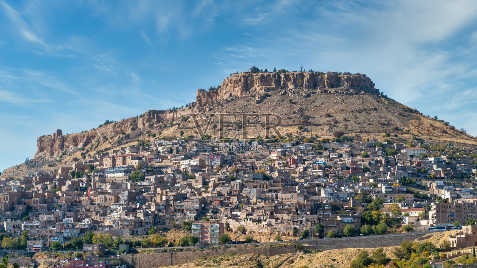 土耳其马尔丁，萨维尔小镇的天际线上有古老的石头房子。照片摄影图片