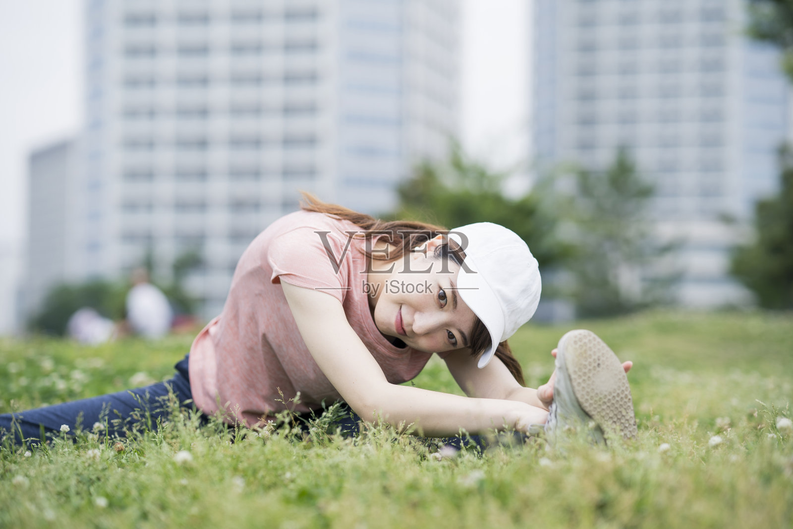 亚洲年轻女子在公园锻炼照片摄影图片