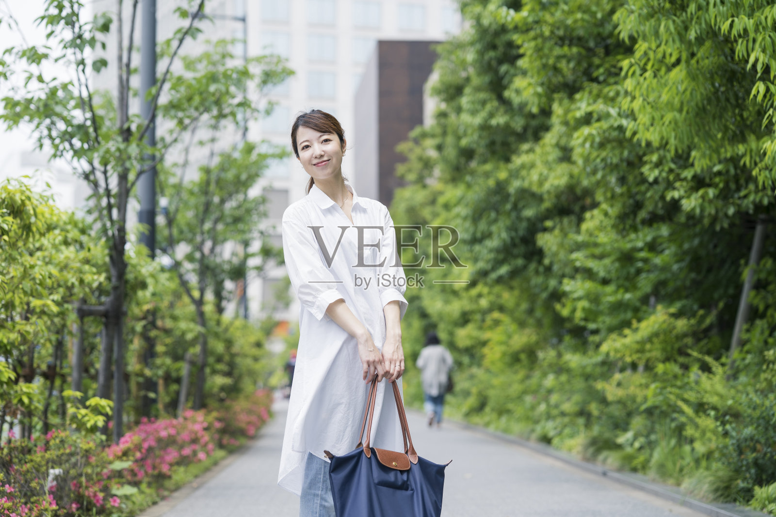 亚洲年轻家庭主妇拿着购物袋照片摄影图片