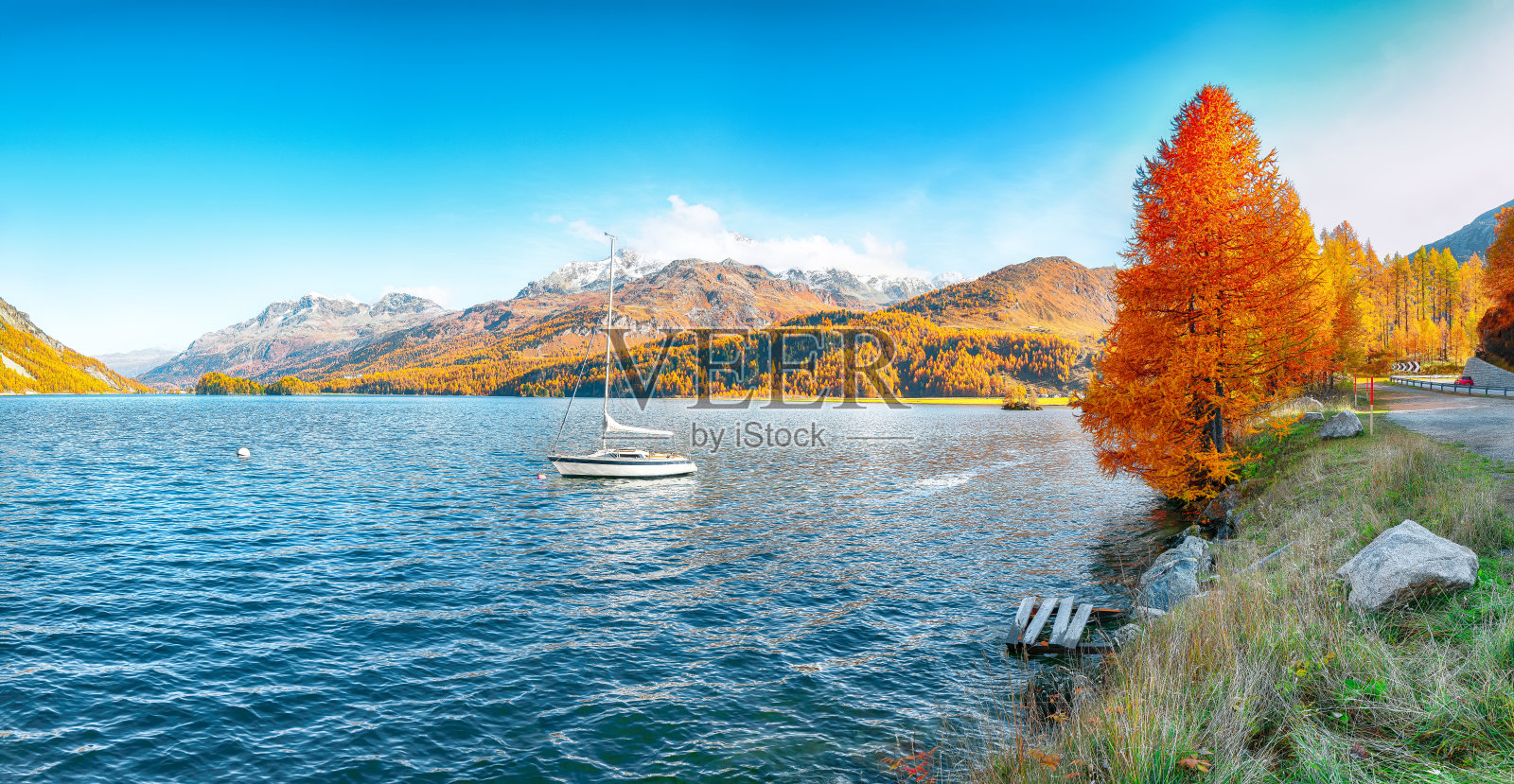 锡尔斯湖上美妙的秋天景色照片摄影图片