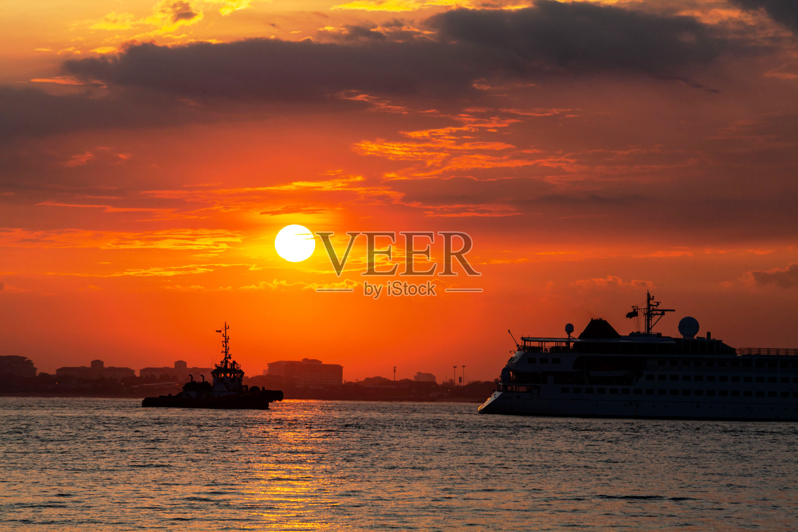 在日出的时候，岸边的豪华船的景色剪影照片摄影图片