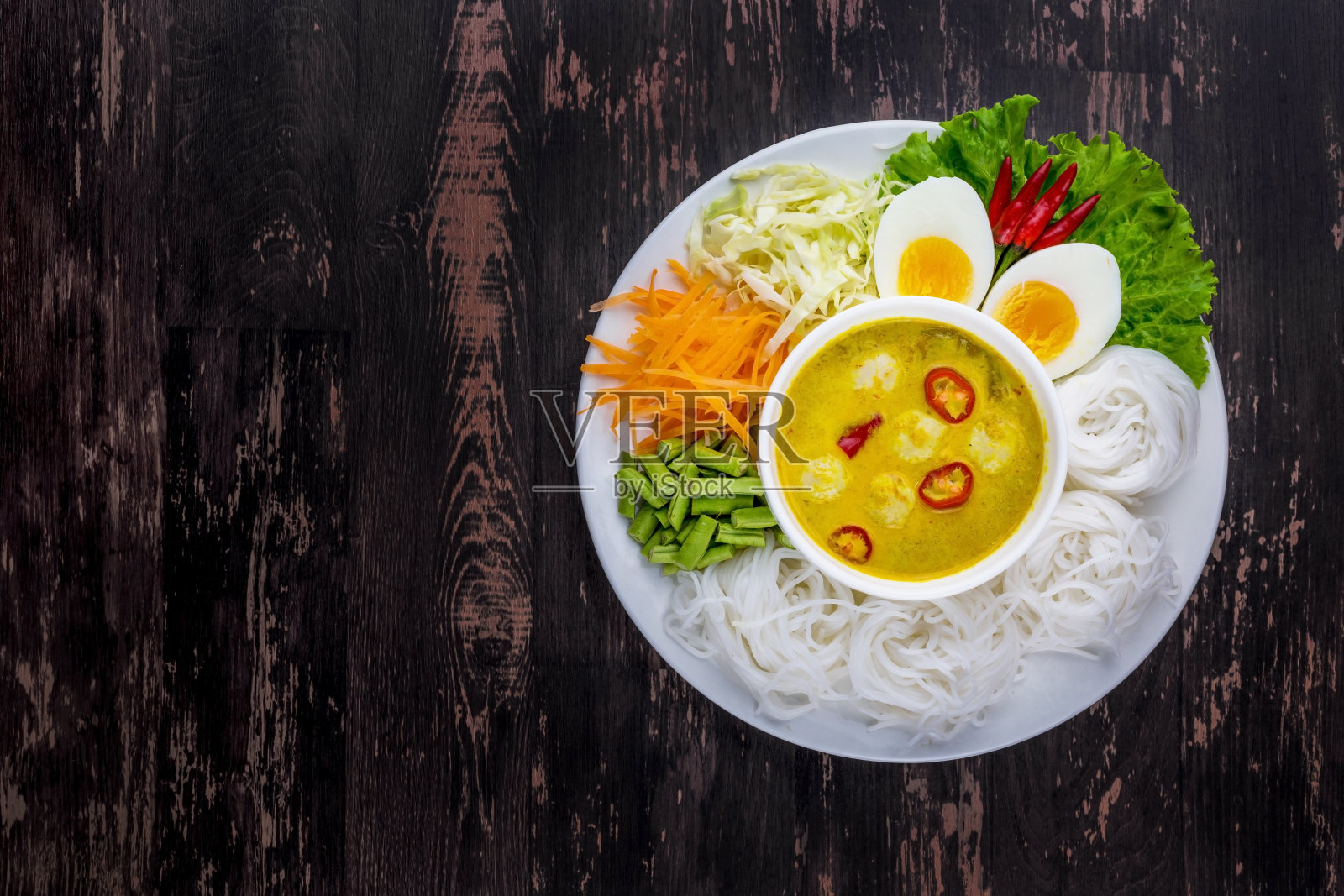 泰国米粉加咖喱酱照片摄影图片