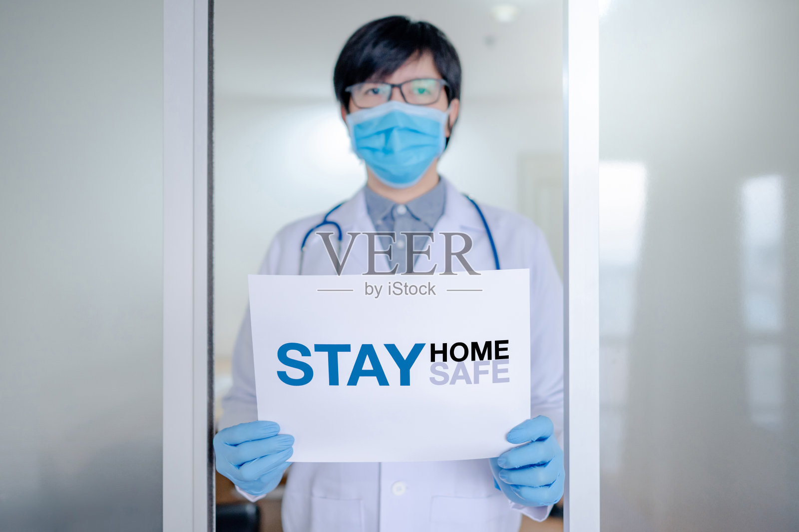 医生给你看了纸，待在家里，注意安全照片摄影图片