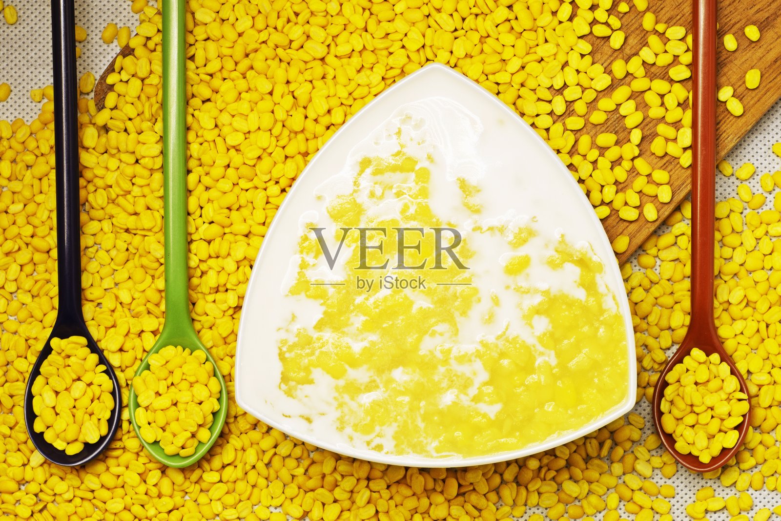 椰奶绿豆布丁-泰式甜品。照片摄影图片