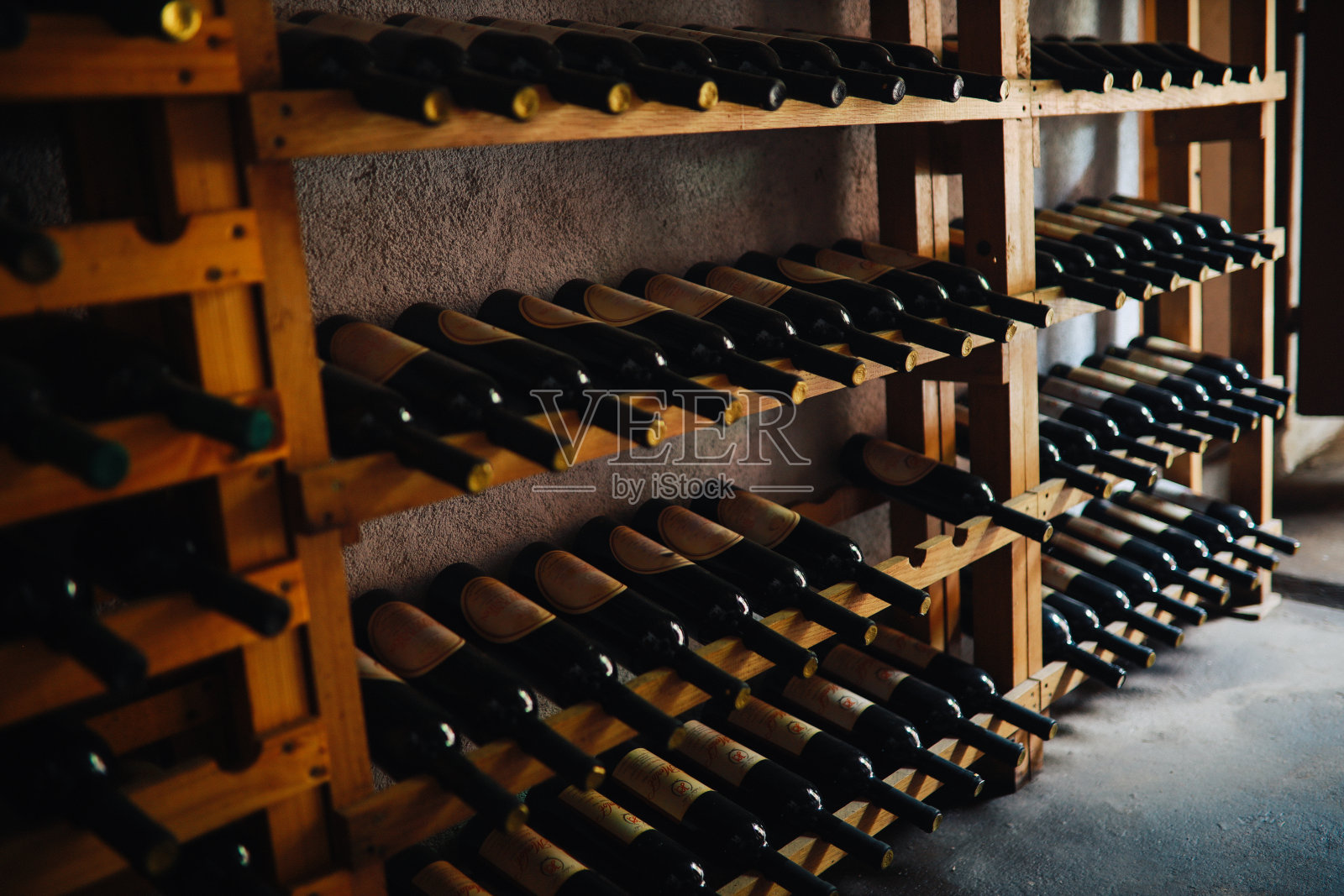 酒瓶在酒窖里照片摄影图片