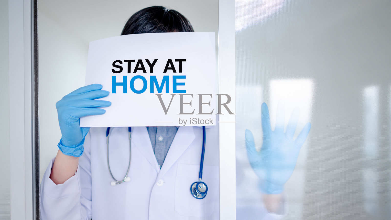 医生出示证件在家休息照片摄影图片