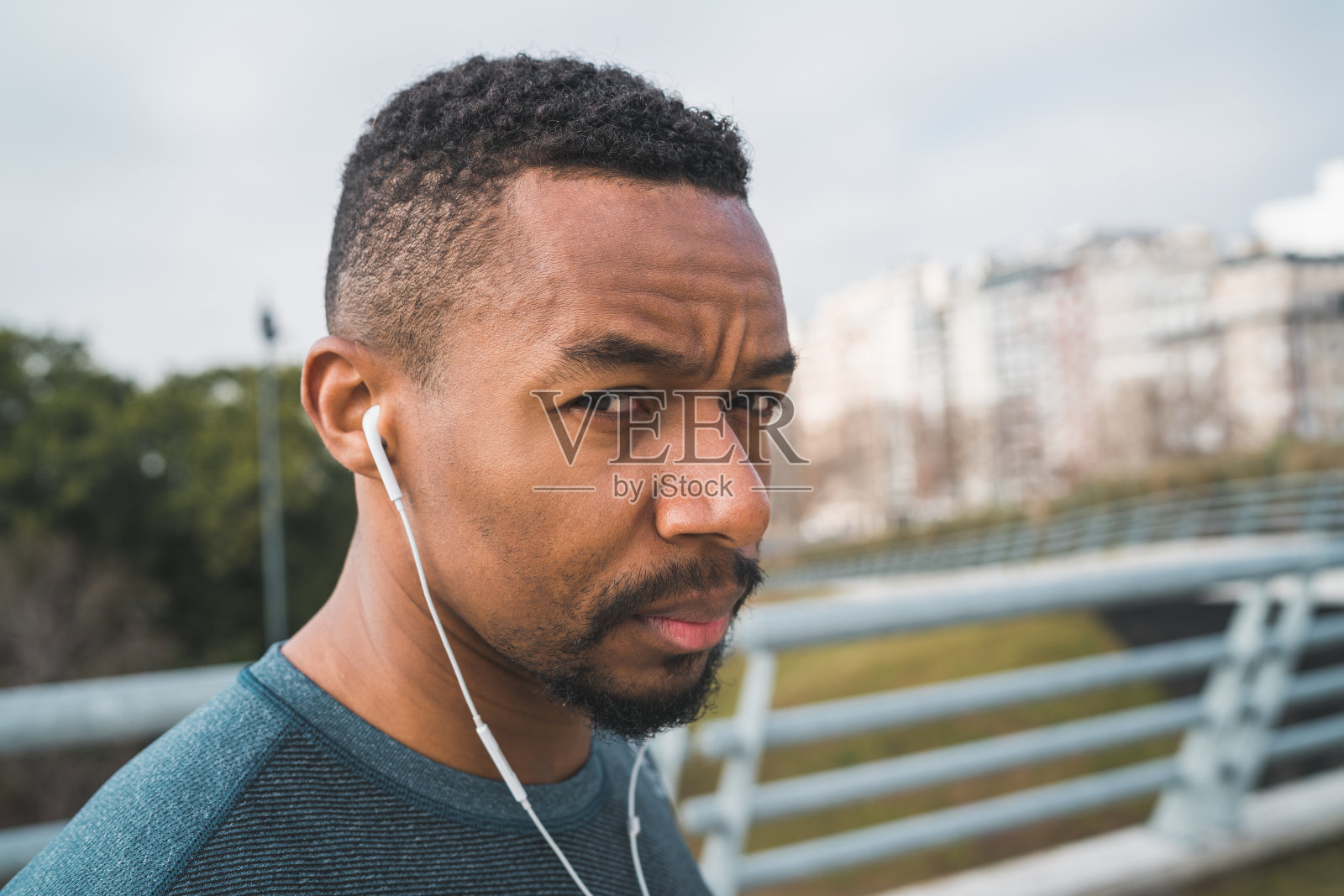 运动员在听音乐。照片摄影图片