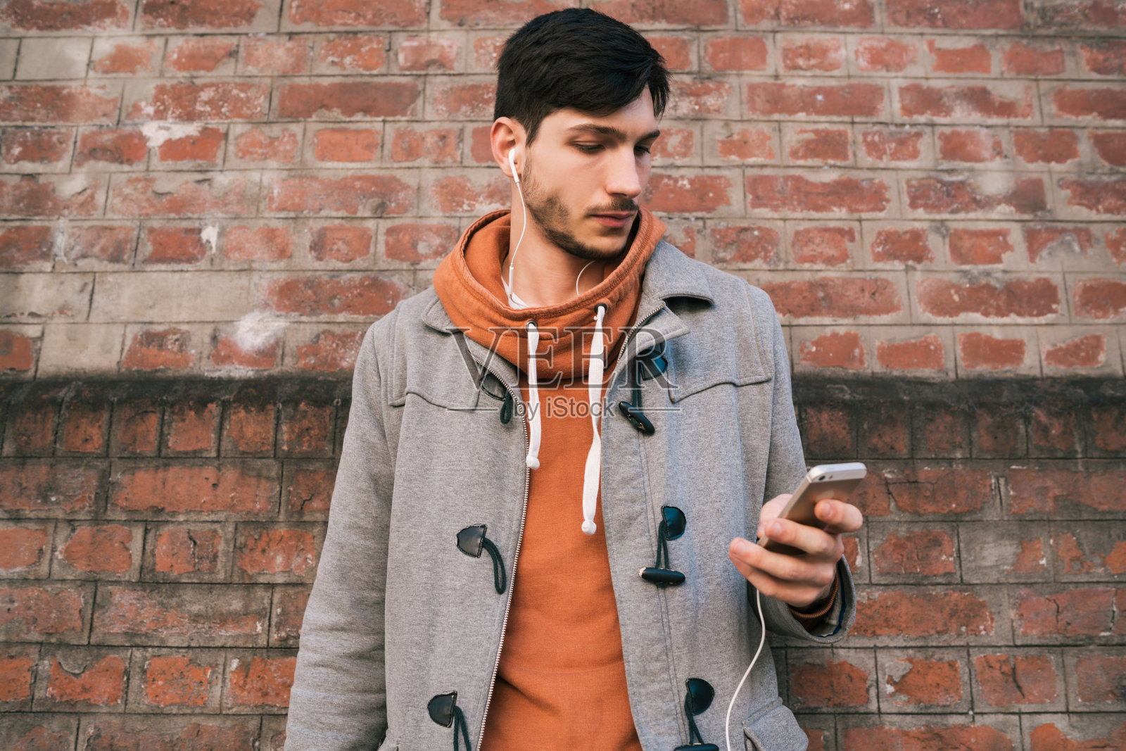 年轻人在用手机。照片摄影图片