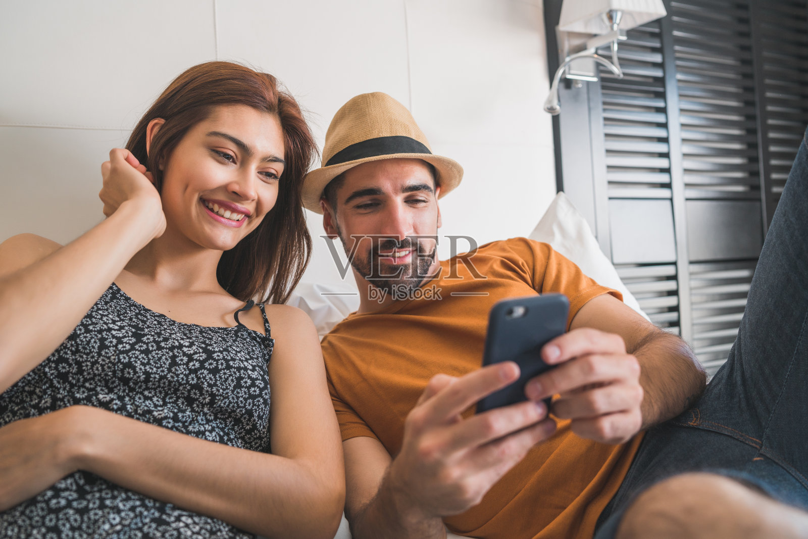 一对可爱的夫妇在用手机。照片摄影图片