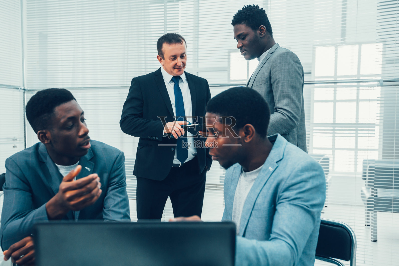 跨国业务团队在办公室工作照片摄影图片