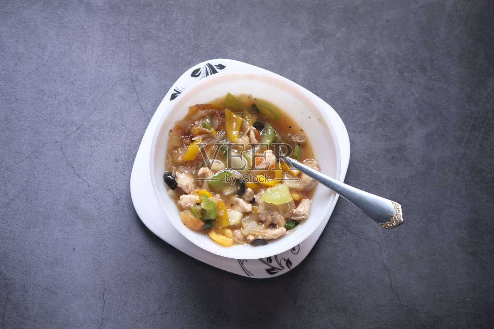 黑色背景上的蔬菜鸡汤照片摄影图片