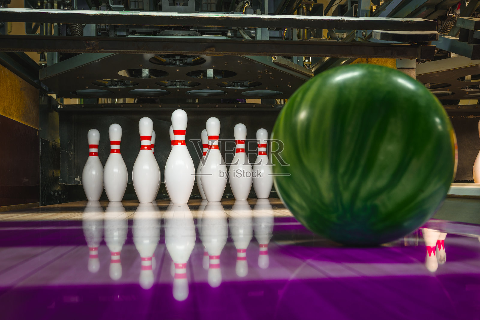 保龄球馆。球和固定针。照片摄影图片