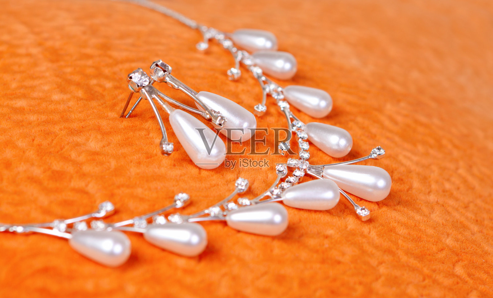 珍珠耳环和项链-美丽的婚礼珠宝照片摄影图片