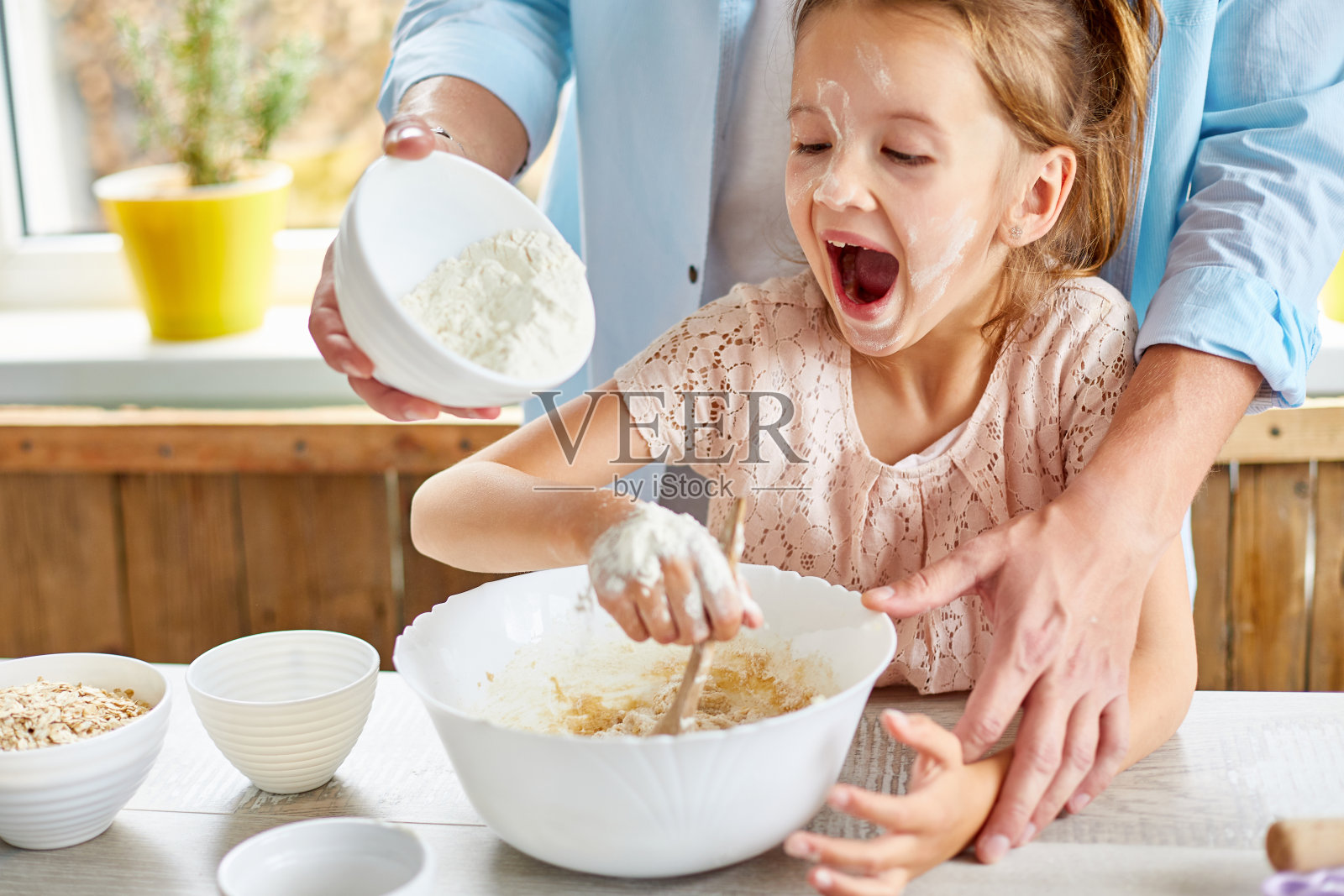 幸福的家庭，父亲和女儿一起在厨房准备面团照片摄影图片