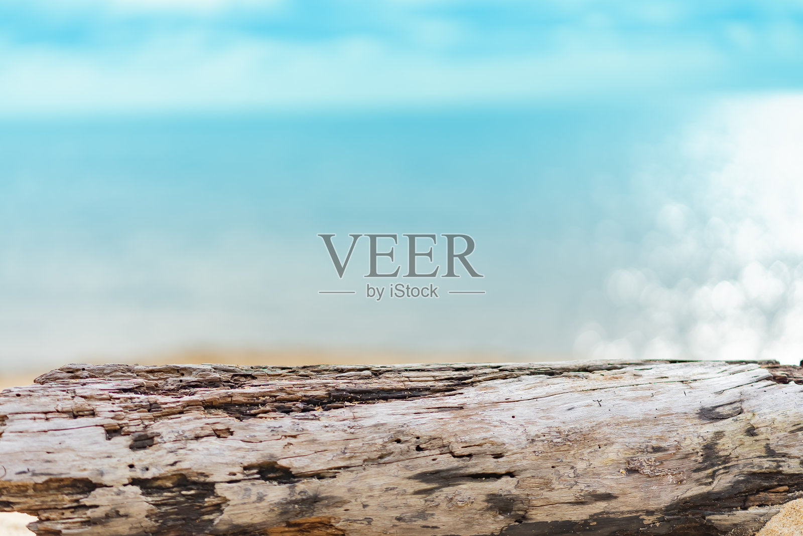 原木放在沙滩上，把你的产品放在原木上看起来像桌子，大海的背景照片摄影图片