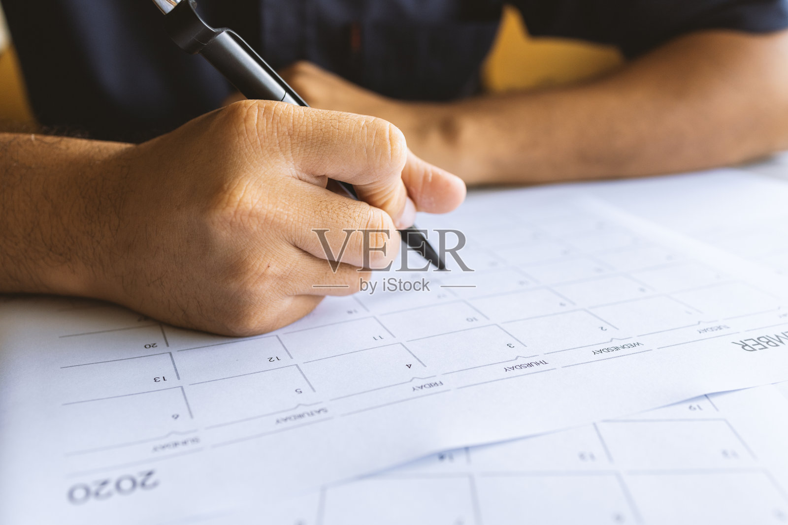 俯视图的办公桌工作空间。商人在办公室工作，以软焦点和过亮的背景照片摄影图片