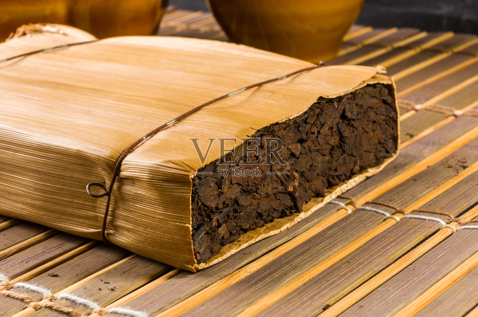 中国压普洱茶的竹叶包装，特写，宏观照片摄影图片