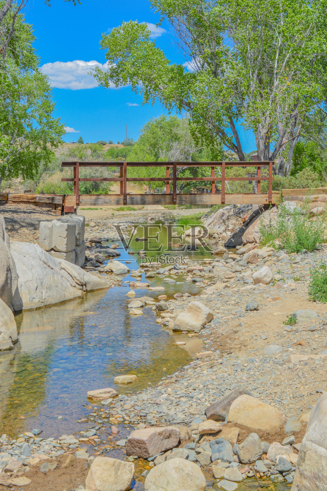 一座桥横跨芬湖的手指湾。照片摄影图片