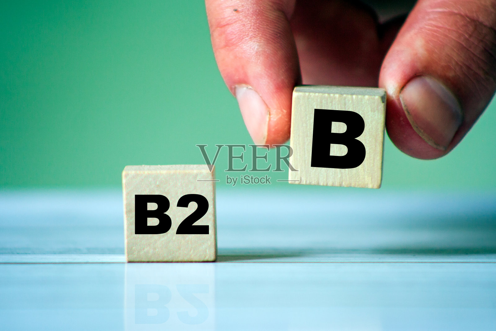 手翻木方块，将文本B2C转换为B2B照片摄影图片