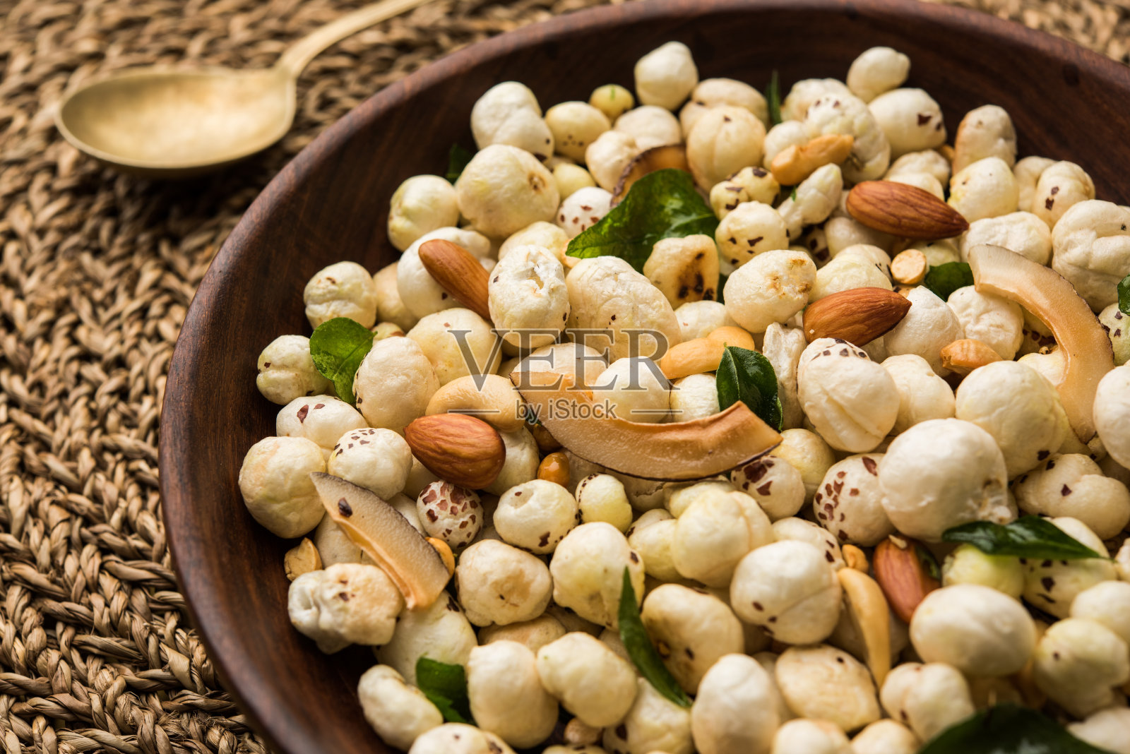 Phool Makhana Chivda是一种来自印度的脆脆健康小吃，非常适合下午茶。盛在碗或盘子里的。有选择性的重点照片摄影图片