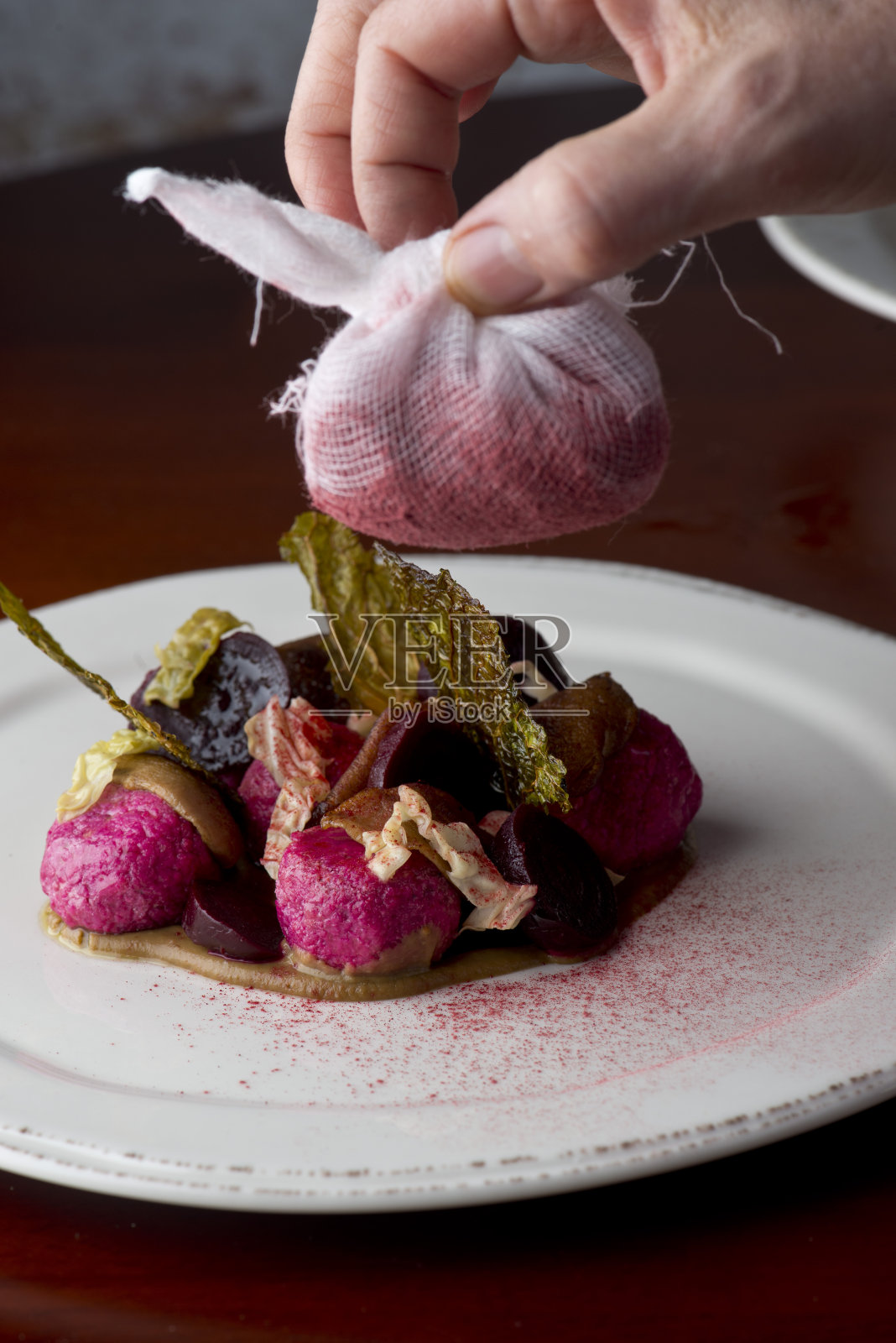 甜菜沙拉。经典的美式餐厅或法式小酒馆沙拉，羽衣甘蓝，比布生菜，杏仁，蓝莓，核桃，祖产西红柿，培根，蓝奶酪，鳄梨，煮熟的鸡蛋拌橄榄油。照片摄影图片