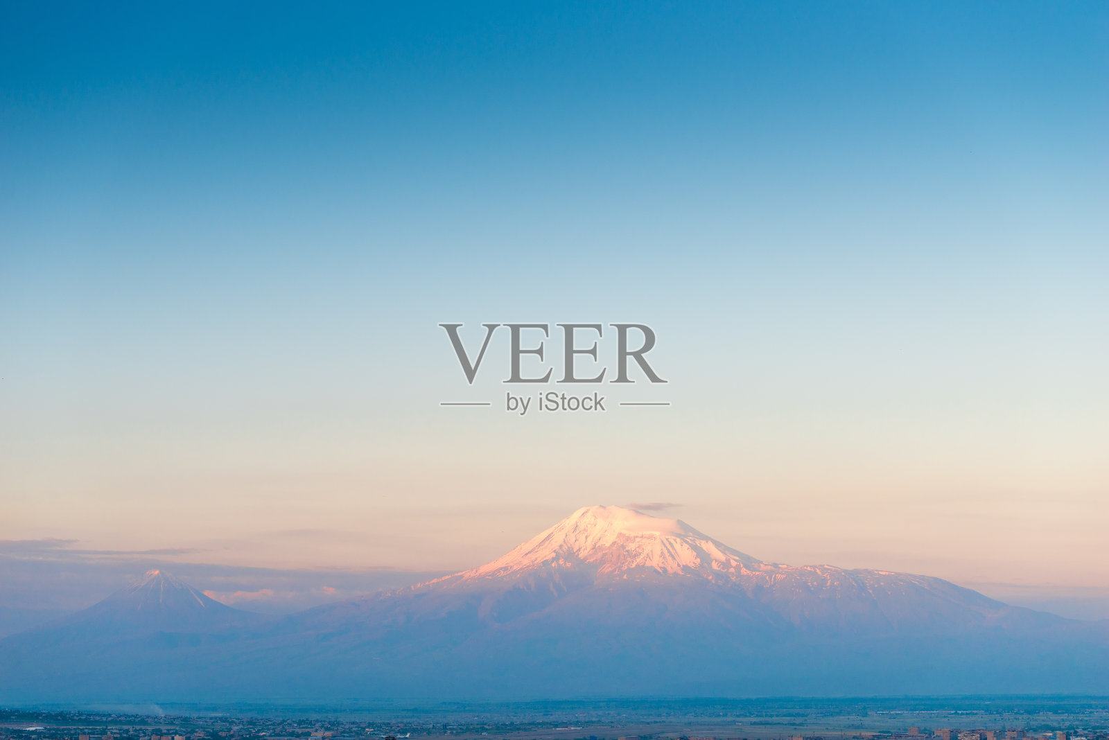 清晨，高大的亚拉腊和蔚蓝的天空照片摄影图片