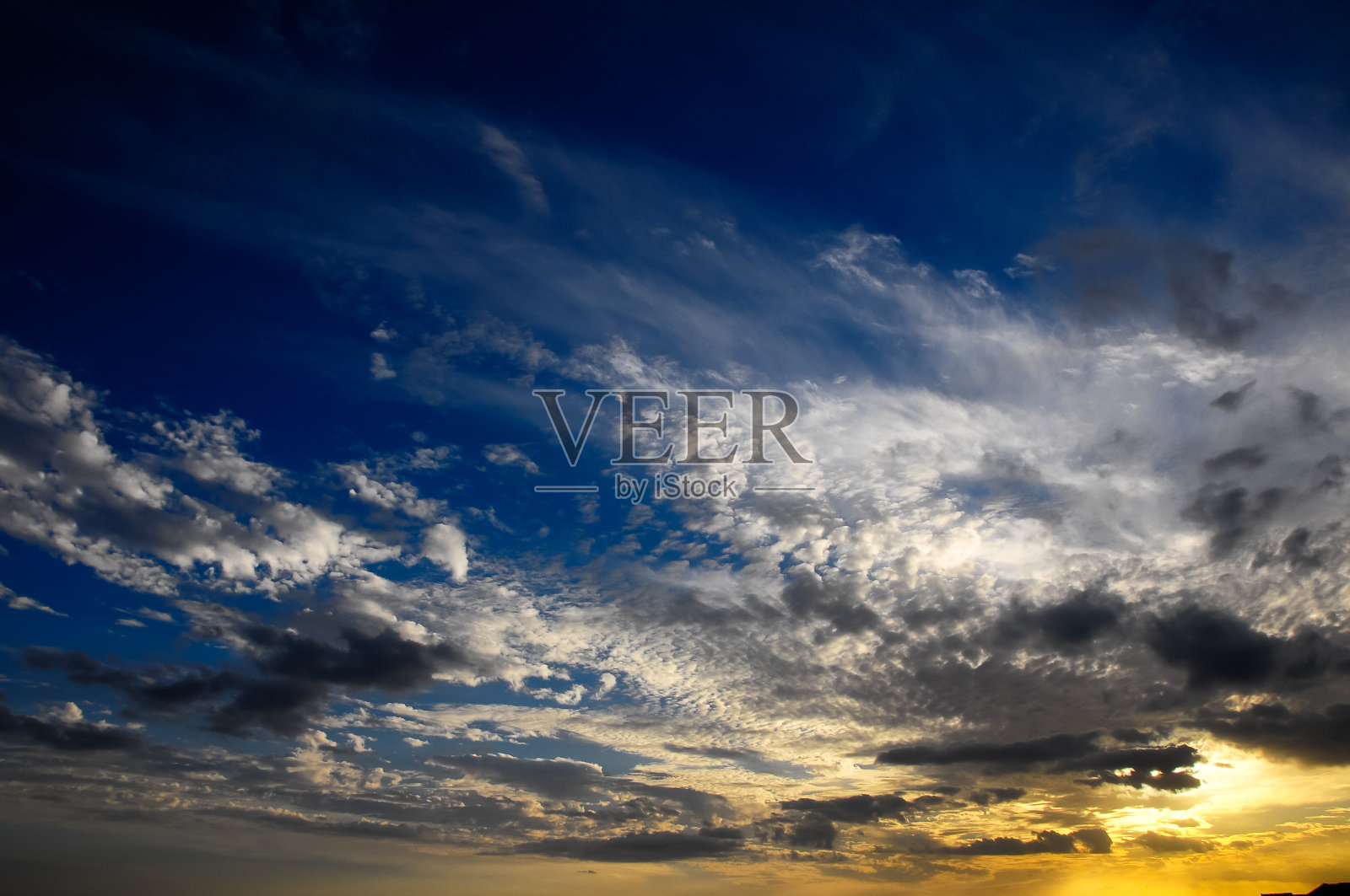 大西洋上空的云照片摄影图片