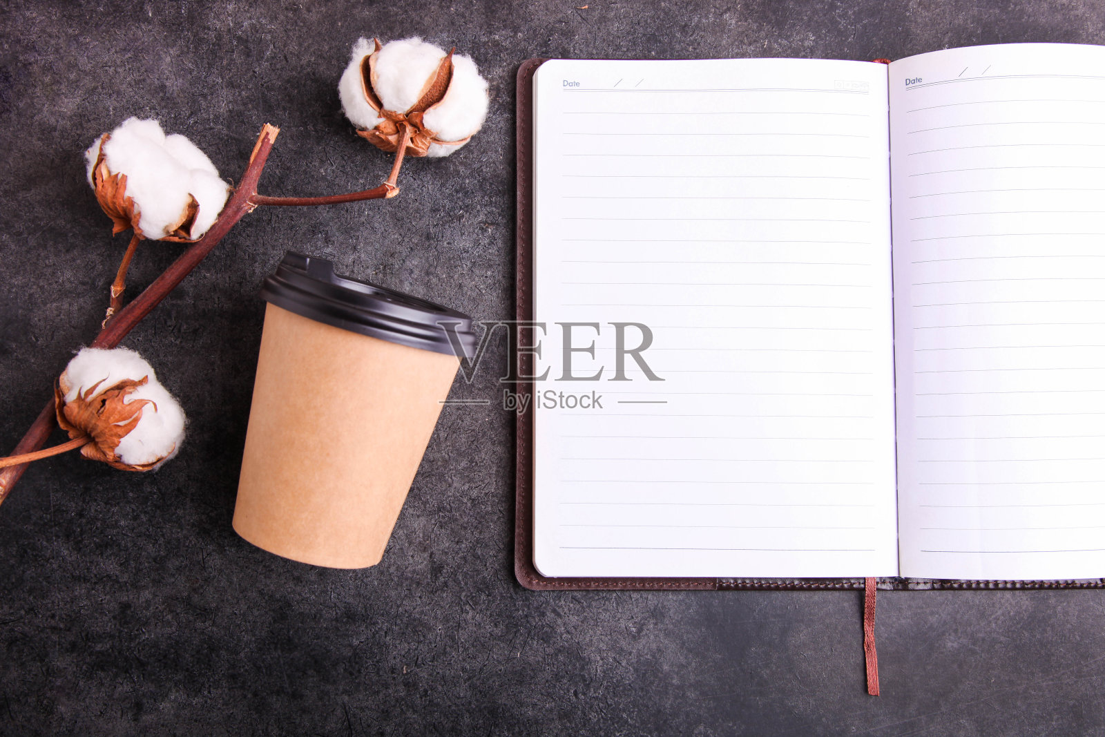 男士笔记本和一次性咖啡杯照片摄影图片