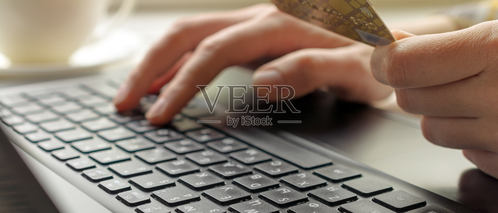 手持信用卡，使用笔记本电脑照片摄影图片