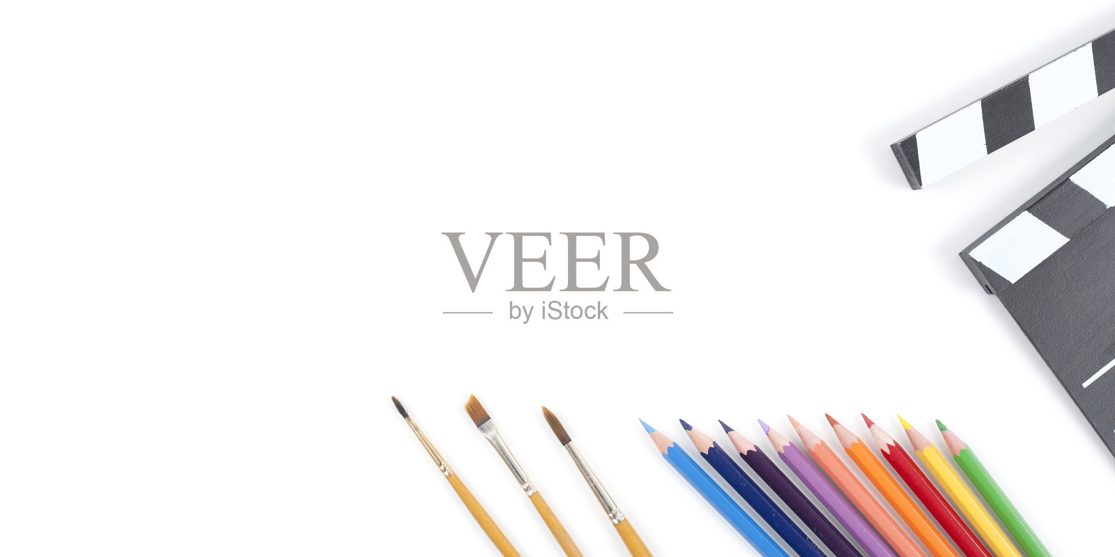 铅笔，水彩，画笔和木材在白色的背景照片摄影图片