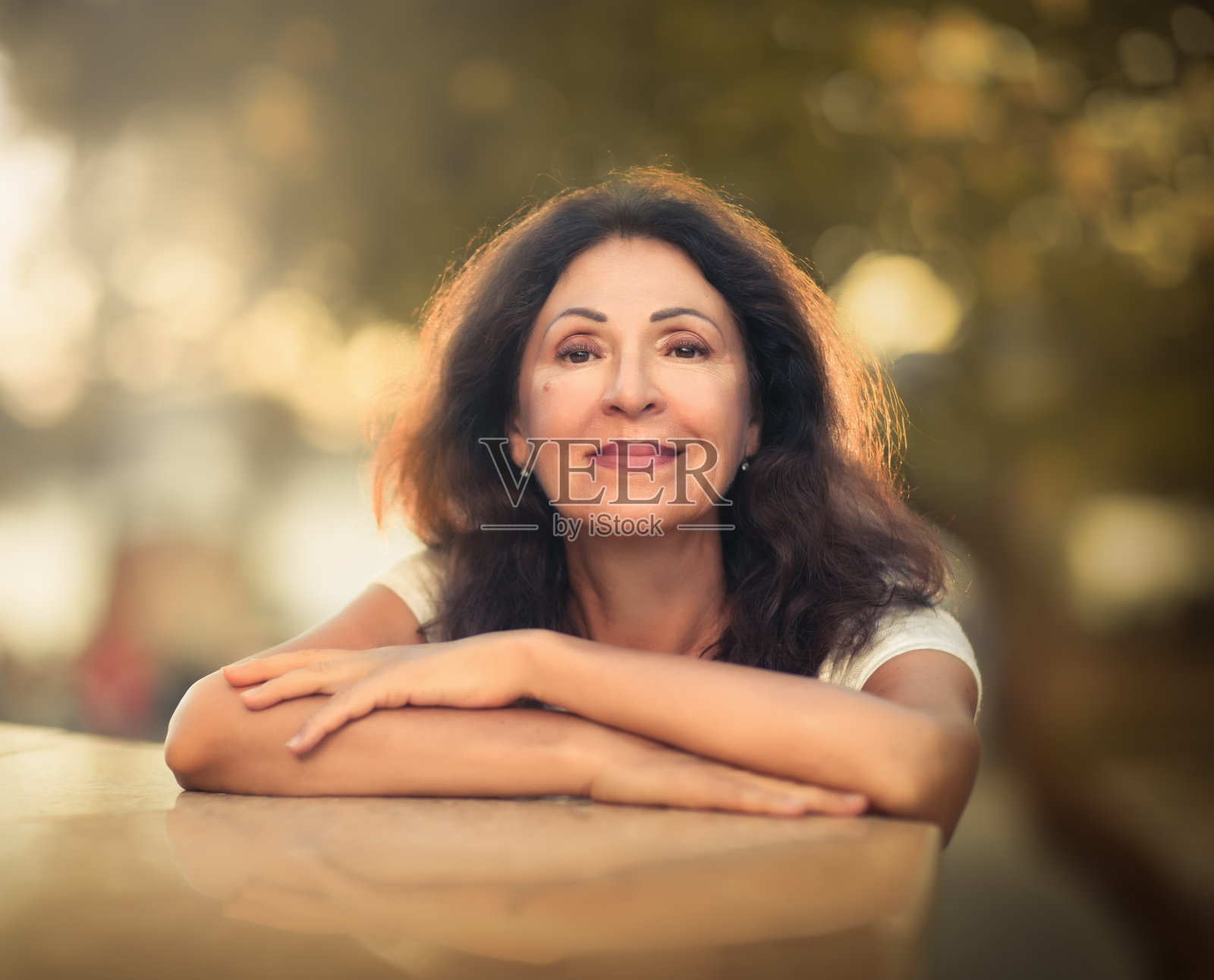 户外肖像一位美丽的资深妇女照片摄影图片