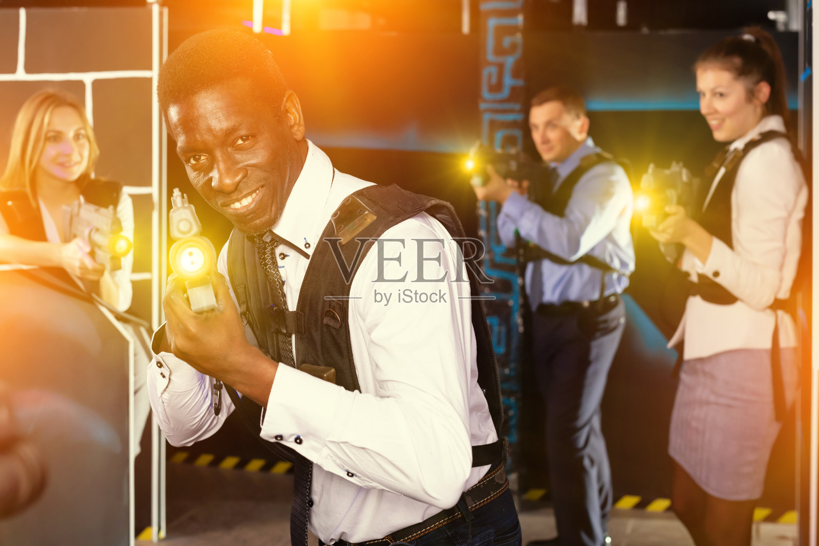 很高兴非洲人和同事在激光枪战室照片摄影图片