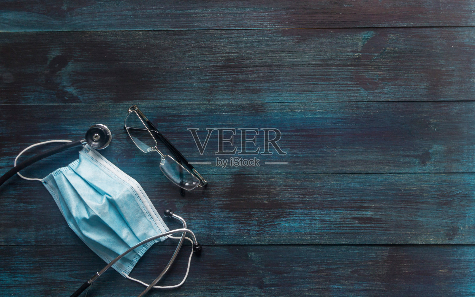 木质背景的听诊器和办公物品。照片摄影图片