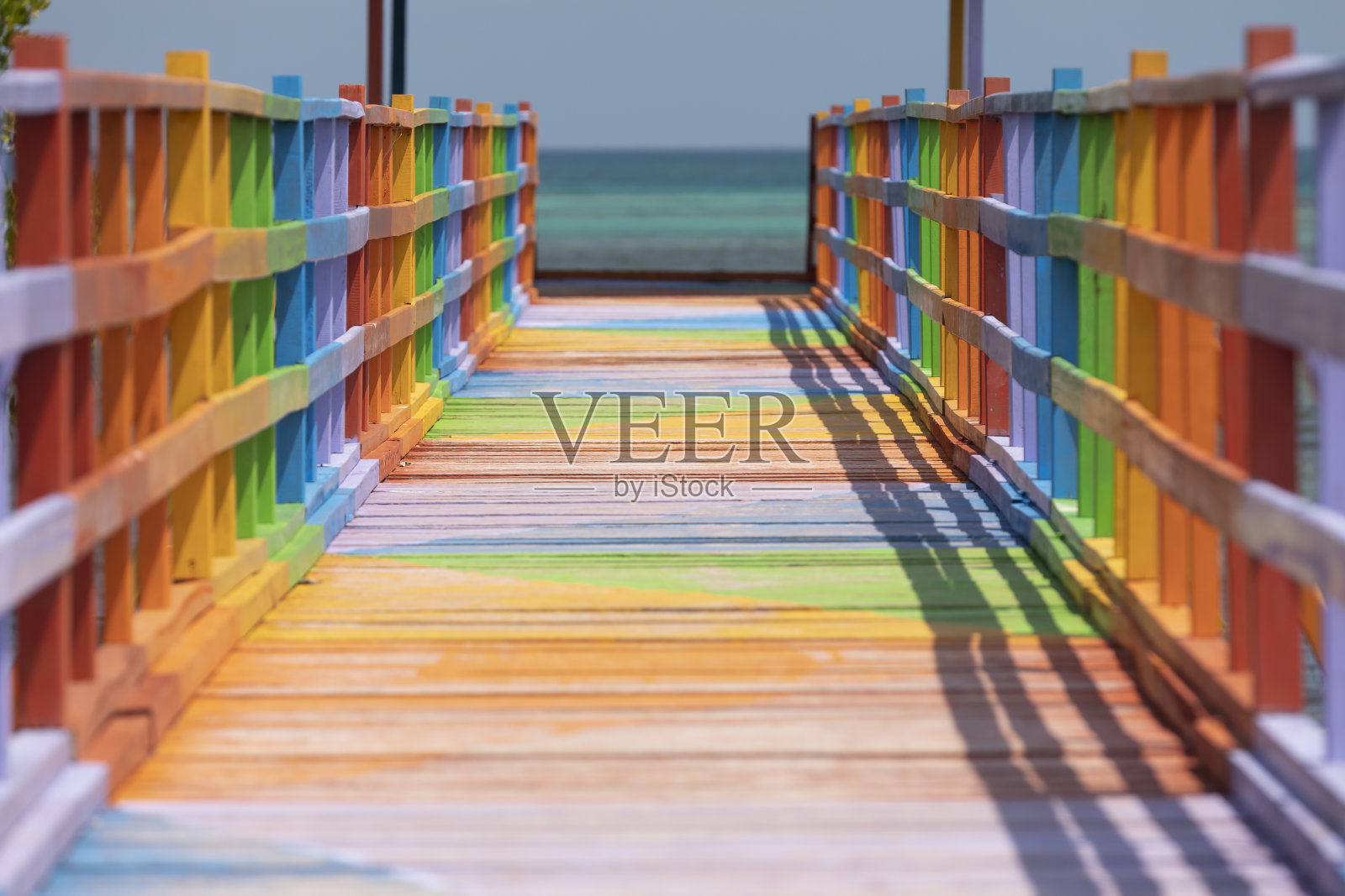 木制的长廊装饰着充满活力和多样的颜色，印度尼西亚照片摄影图片