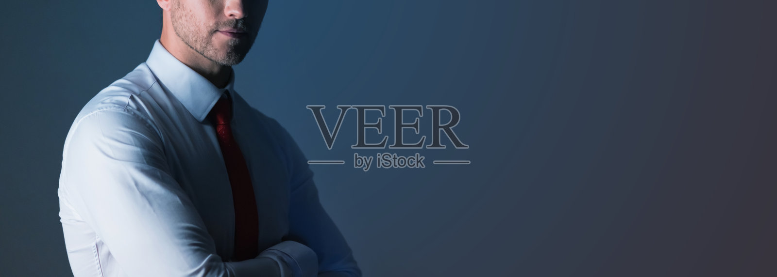 近距离聪明的白人商人与胡子白衬衫肖像半身深色背景拷贝空间照片摄影图片