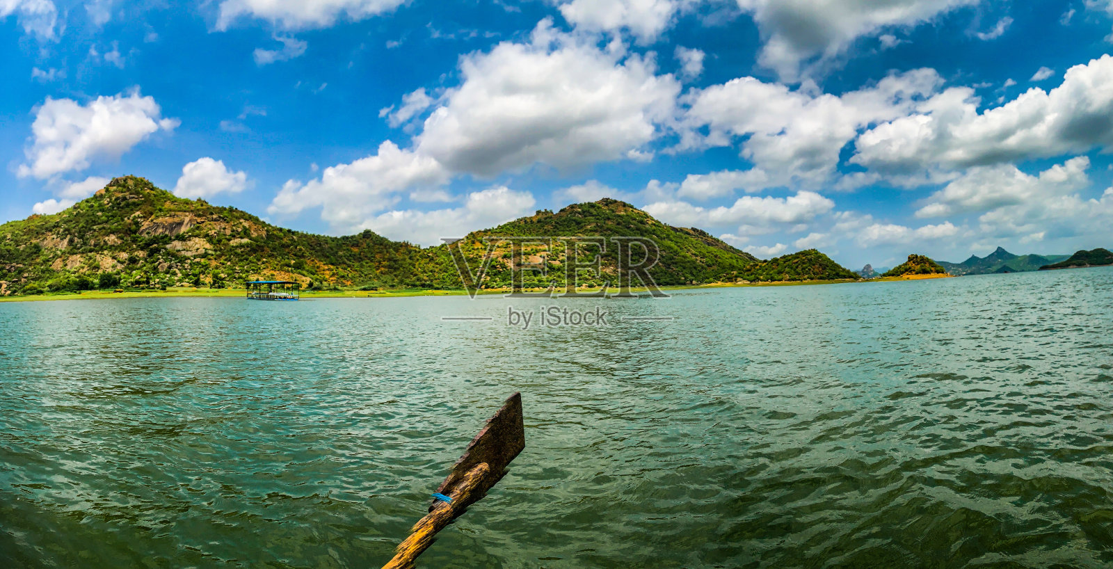 湖中多云的星期天照片摄影图片