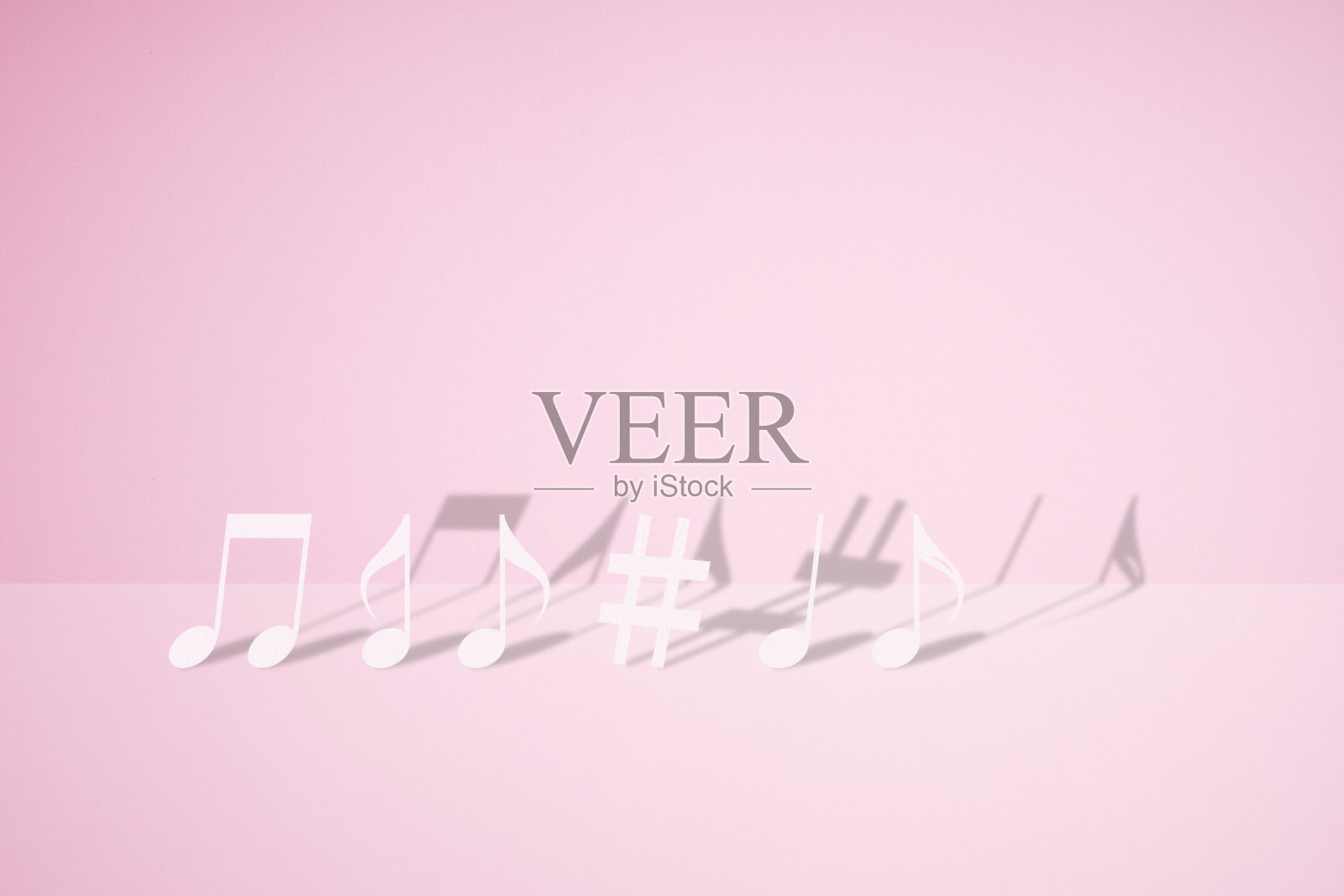 由剪纸制成的乐谱和音符。最小的概念艺术。照片摄影图片