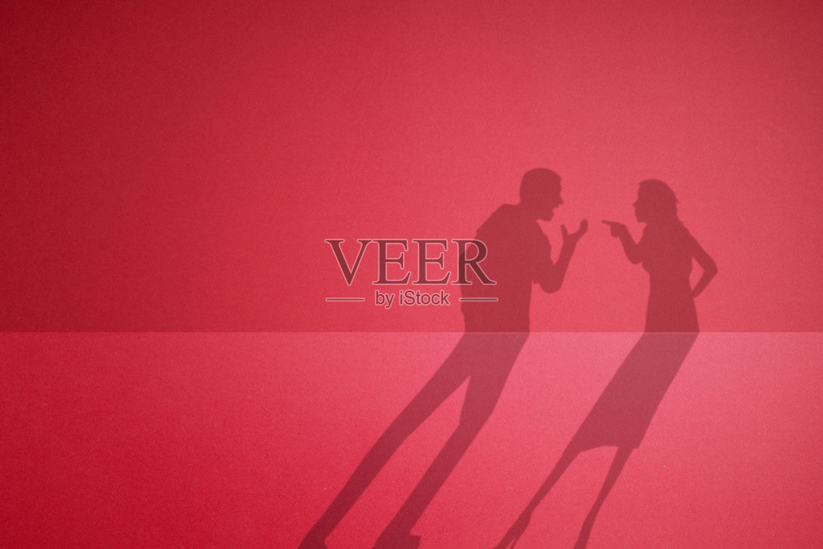 一对吵架的夫妇的影子。夫妻吵架。照片摄影图片