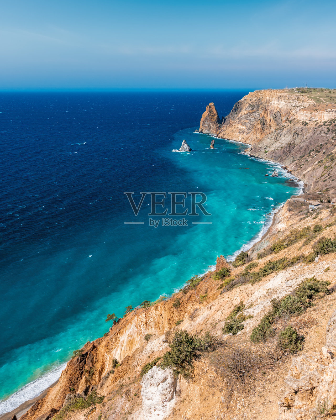 海上鸟瞰图，俯视图，惊人的自然背景。水的颜色又美又亮。蔚蓝的海滩，岩石山和清澈的水在阳光明媚的日子照片摄影图片