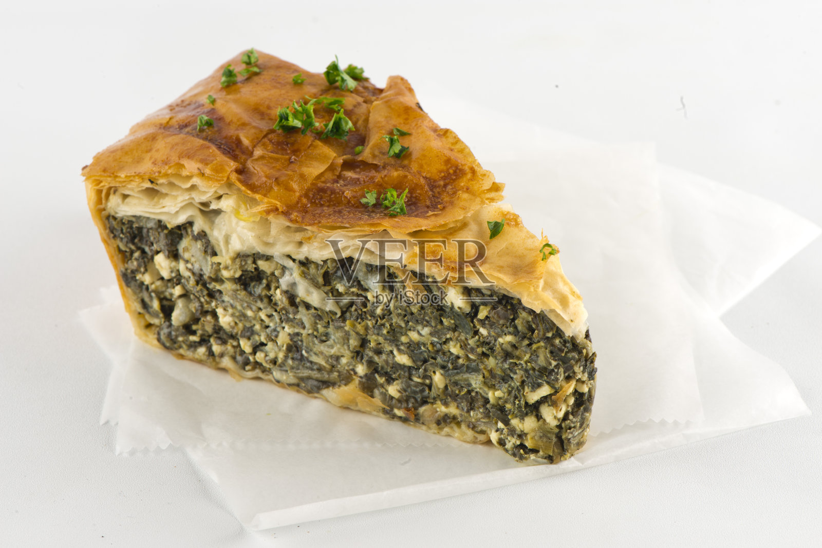 菠菜派。用菠菜、洋葱、大蒜、羊乳酪、香草和香料混合而成，涂上黄油烘焙而成的丝状面团。传统的地方民族希腊人的最爱。照片摄影图片